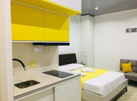 Yellow room with sea view, cheap hotel in Makhinjauri