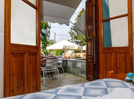 Charoula, hôtel à Platanias