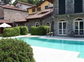 BELLAGIO DREAMS APT, pool, with private garden, near lake