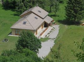 Chambres d'Hôtes la Pierre d'Oran, Bed & Breakfast in LʼArgentière-la-Bessée