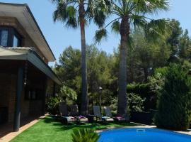 Washingtonia Villa near Sitges, hotel in Canyelles