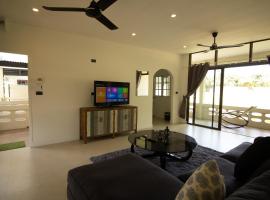 Aussieland Bungalows، فندق في شاطئ لاماي