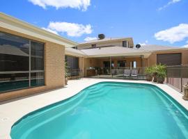 The Grand Holiday House, cottage in Yarrawonga