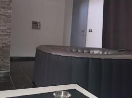 Bungalow Thaï vip jacuzzi interne, bungalov v destinaci Ngaparou
