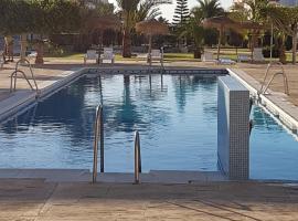 CASA BAJA EXTRAORDINARIA EN URBANIZACIÓN NATURISTA! โรงแรมที่มีสระว่ายน้ำในLas Bombardas