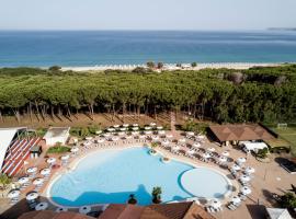 尼科泰拉海灘村莊酒店，濱海尼可泰拉的附設泳池的飯店