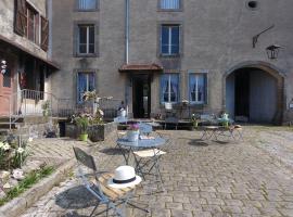 La Maison du Notaire, ook voor uw viervoeter een prettig verblijf: Melay şehrinde bir otel