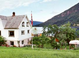 Two-Bedroom Holiday home in Vistdal, leilighet i Myklebostad