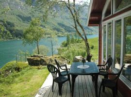 Two-Bedroom Holiday home in Olden 3, cottage sa Olden