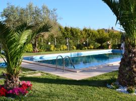Villa Adriana B&B، فندق في كوميزو