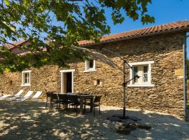 Modern Cottage in Chaleix with Swimming Pool, husdjursvänligt hotell i Chalais