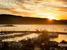 Sunlit Waters Studio Apartments, hotel in Airlie Beach