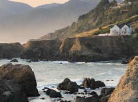 The Castle Inn of the Lost Coast，Shelter Cove的飯店