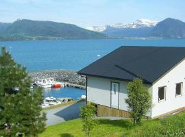 Two-Bedroom Holiday home in Lauvstad 1, feriebolig i Lauvstad