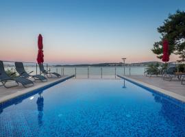Gem of the sea luxury beach apartment with brand new heating infinity pool, hotell i Trogir