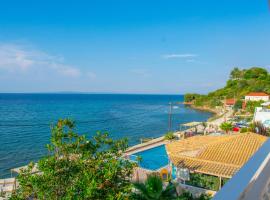 Agoulos Beach Hotel, apartament cu servicii hoteliere din Argassi