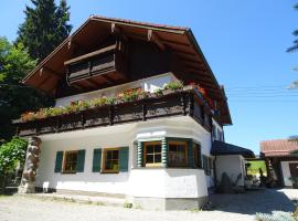 Villa im Wald, hotel u gradu Roshaupten