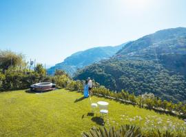 Chez Lia - Private garden and tub, sea view close to Villa Eva and Cimbrone, Ravello, hotel in Ravello