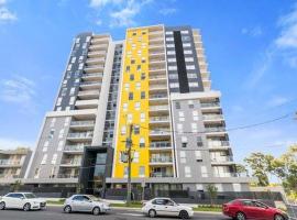 Modern apartment on a budget- private room with external toilet, hotel near Kings Cross, Warwick Farm