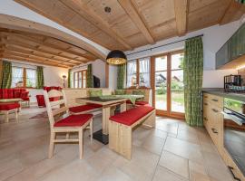 Neuerbaute Ferienhaushälfte 4erspitzblick, cabana o cottage a Mittenwald