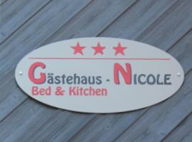Gästehaus Nicole, hotel con estacionamiento en Burgau