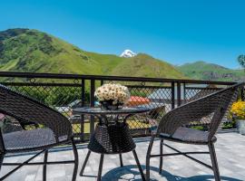 Travel Inn Kazbegi, отель в городе Степанцминда