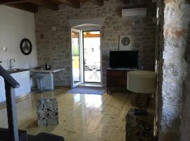 Stein Haus, hotel di Pirovac