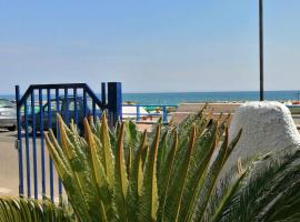 Monolocale Tirreno studio seafront, hotel v destinaci Formia