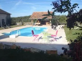 chambre d’hôtes spacieuse avec piscine et grande salle de bain