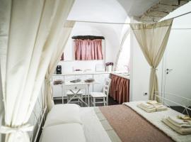 HOME 5 - Arco Antico, ξενοδοχείο σε Putignano