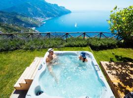 Sea View Villa in Ravello with lemon pergola, gardens and jacuzzi - Ideal for elopements, heilsulindarhótel í Ravello