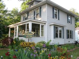 Serendipity Bed and Breakfast, bed & breakfast i Saugatuck