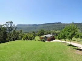 Bottlebrush Lodge Great views and a pool