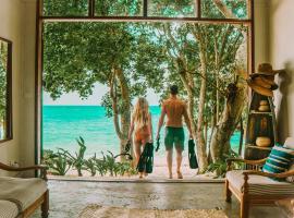 Whispering Palms - Absolute Beachfront Villas, hytte i Port Vila