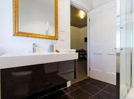 Deloraine Hotel