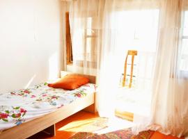 Guesthouse Bermet, glampingplads i Tong
