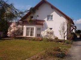 Gästehaus Borniger, hotel dengan parkir di Gau-Weinheim