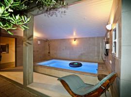 Manora guest pool house Sucuraj, hotel with pools in Sućuraj