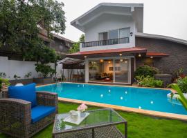EL Lodge by StayVista - Pool, lawn, and a charming gazebo for your perfect getaway, Hütte in Lonavla