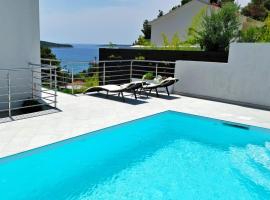 Entire private top floor with own pool and entrance, hotel v Primoštenu