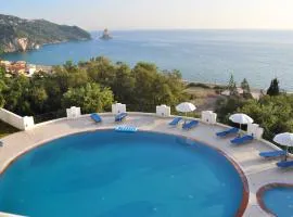 Studio apartments maria with pool in Agios Gordios Beach
