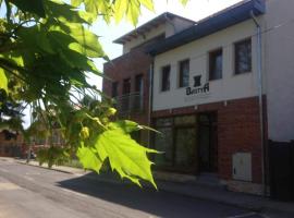 Bástya Apartmanház، شقة في شارفار
