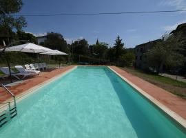 Castello di Rometta Private Pool: Fivizzano'da bir otoparklı otel