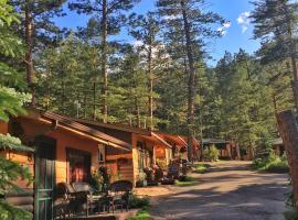 Pine Haven Resort, hotel with jacuzzis in Estes Park
