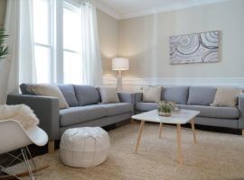 Suburban 3BR Apt with Parking near O'Hare & Downtown - Central Stylish、Dunningのホテル