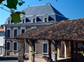 Chambres d'hôtes Coté Halles, hotel in zona Tumuli di Bougon, Pamproux