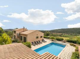 Appealing Villa in C bazan with Swimming Pool, rental liburan di Cébazan