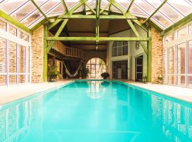 Chic holiday home with pool: Ségur-le-Château şehrinde bir tatil evi