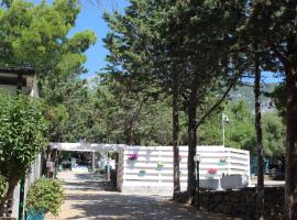 Camping Car Palmasera, hotell i Cala Gonone