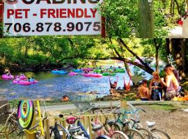 Bear Creek Lodge and Cabins in Helen Ga - Pet Friendly, River On Property, Walking Distance to downtown Helen, Hütte in Helen